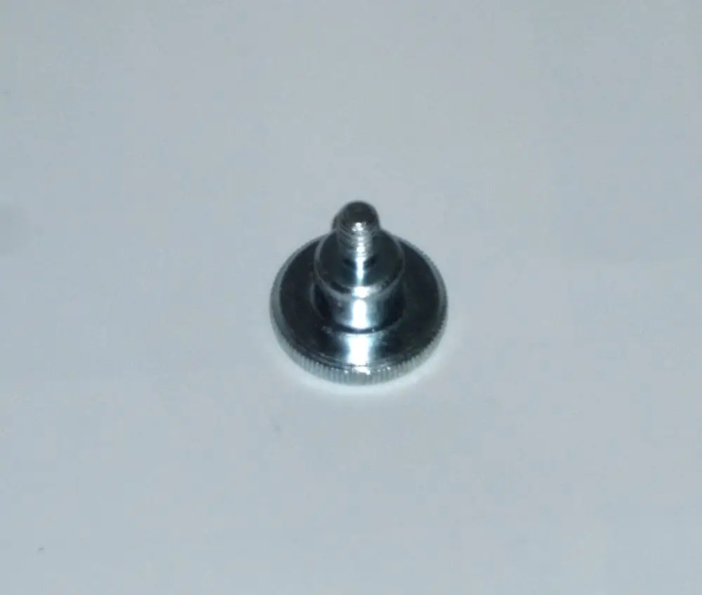 Verzinkte Rändelschraube, metallisch glänzend, mit einem gewindeten Stift in der Mitte, geeignet für Daikin-Produkte. Deutliche Rändelung am Rand für besseren Grip.